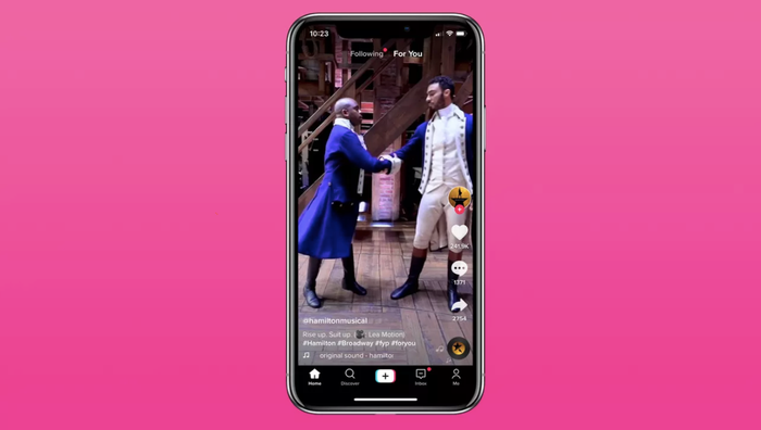 Giao diện TikTok trên iPhone. Ảnh: The Verge
