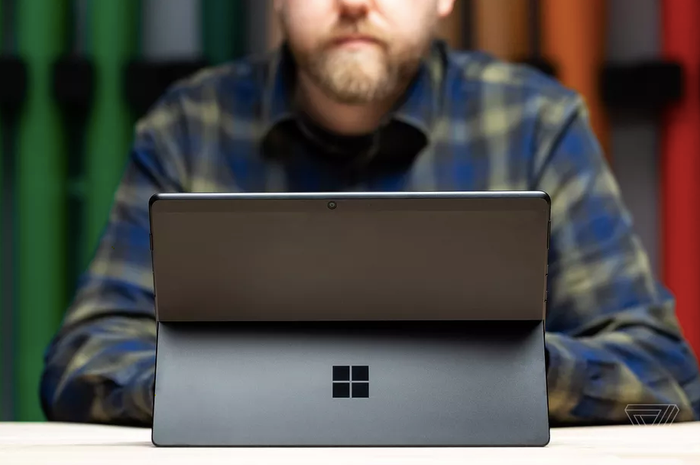 Microsoft không có hiện diện đậm nét ở mảng công nghệ tiêu dùng, đại trà. Ảnh: The Verge