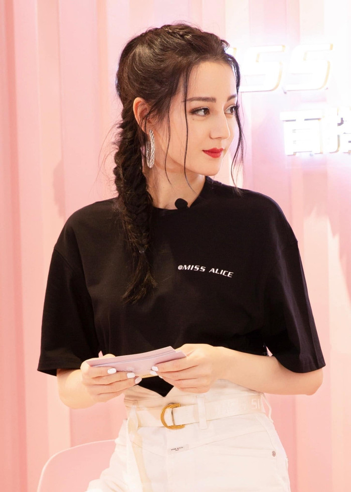 Địch Lệ Nhiệt Ba dự sự kiện ngày 15/8: Gọn gàng, linh hoạt và xinh xắn Ảnh 3