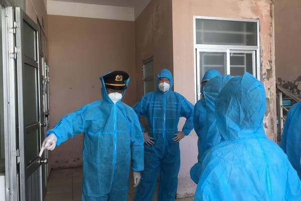 Lãnh đạo Công an tỉnh và Thành ủy Hải Dương kiểm tra công tác cách ly tập trung. Ảnh: Vietnamnet