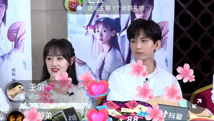 Thành Nghị - Viên Băng Nghiên quảng bá 'Lưu ly mỹ nhân sát': Ôm hôn, tình tứ tái hiện lại những phân cảnh thân mật trên phim Ảnh 10