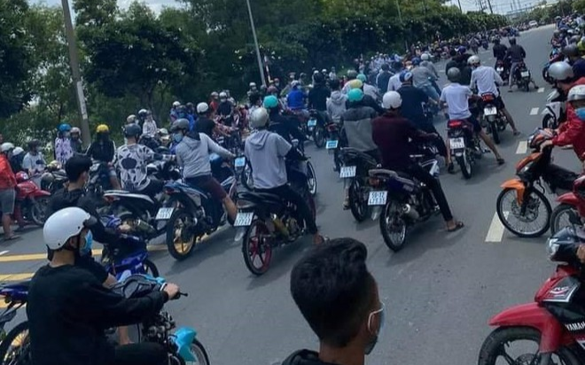 Cả trăm thanh niên tụ tập đua xe trái phép, làm náo loạn đường phố Ảnh 2
