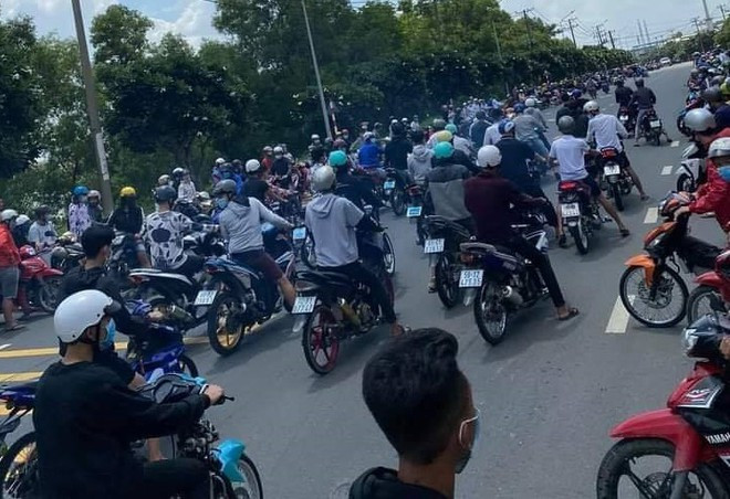 Những 'quái xế' tụ tập đua xe trong Khu công nghiệp Biên Hòa 2. Ảnh: báo Thanh Niên