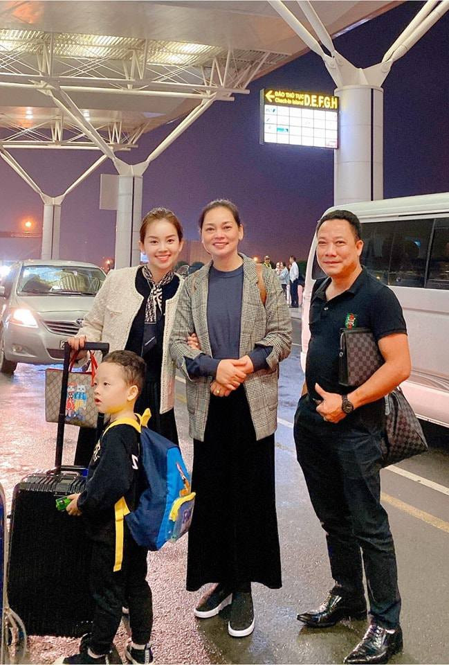 Mẹ hotmom LyKute gây chú ý bởi nhan sắc trẻ đẹp 'hack tuổi', sở hữu thần thái sang chảnh không kém cạnh con gái Ảnh 7