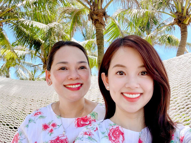 Mẹ hotmom LyKute gây chú ý bởi nhan sắc trẻ đẹp 'hack tuổi', sở hữu thần thái sang chảnh không kém cạnh con gái Ảnh 4