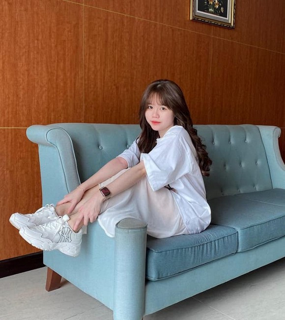 'Tạm biệt' Huỳnh Anh từng 'u sầu' vì anti-fan, hành động mới nhất của nàng WAG chứng tỏ cô đã cực kì 'cứng' rồi! Ảnh 3