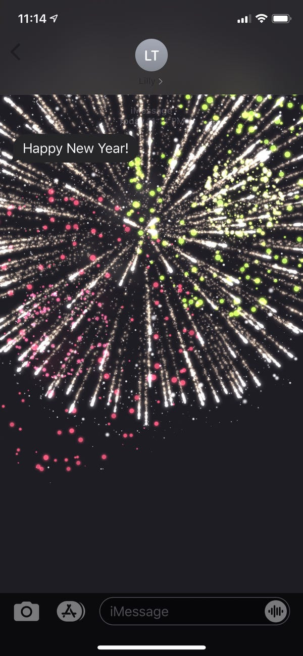 Khi người dùng gửi đi tin nhắn 'Happy New Year' (tạm dịch: Chúc mừng năm mới), màn hình của Message sẽ hiển thị kèm theo hiệu ứng pháo hoa rất vui mắt. Ảnh: Business Insider