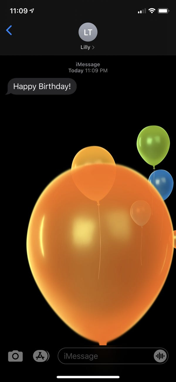 Tương tự, khi người dùng gửi tin nhắn 'Happy Birthday' (tạm dịch: Chúc mừng sinh nhật), màn hình Message sẽ hiển thị những chùm bánh bay nhiều màu sắc để chúc mừng người nhận được tin nhắn. Ảnh: Business Insider