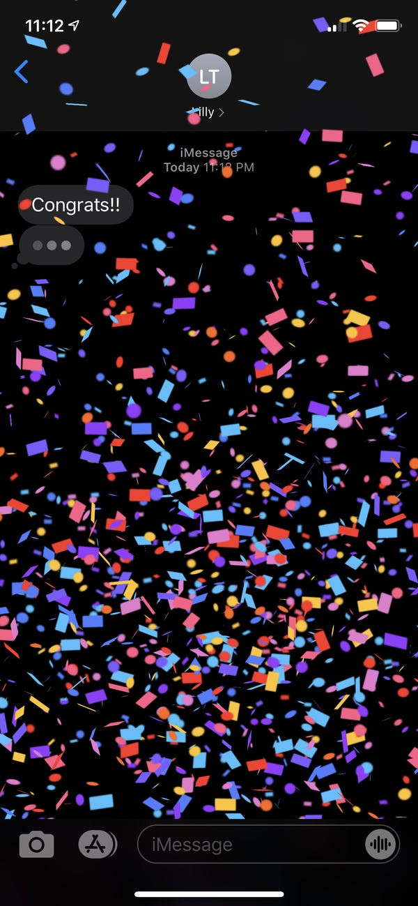 Khi muốn chúc mừng ai đó, bạn có thể nhắn tin 'Congrats' hoặc 'Congratulations' (tạm dịch: Chúc mừng), pháo giấy sẽ nổ đầy màn hình điện thoại. Bạn cũng có thể thực hiện hiệu ứng tương tự khi nói chúc mừng bằng một số thứ tiếng khác, ví dụ như Felicitaciones trong tiếng Tây Ban Nha hoặc Selamat trong tiếng Indonesia. Ảnh: Business Insider