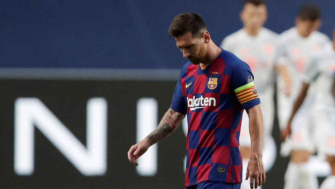 Messi bất lực trong thất bại 2-8 của Barca trước Bayern ở tứ kết Champions League 2019/20.