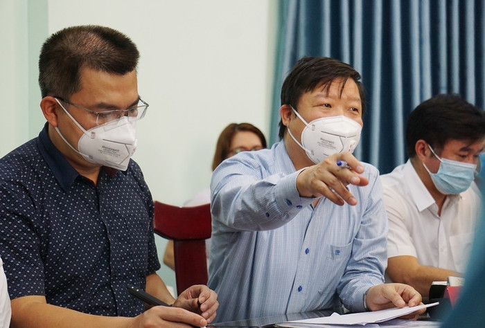 PGS -TS Trần Như Dương, Phó Viện trưởng Viện Vệ sinh Dịch tễ Trung ương (bìa phải).