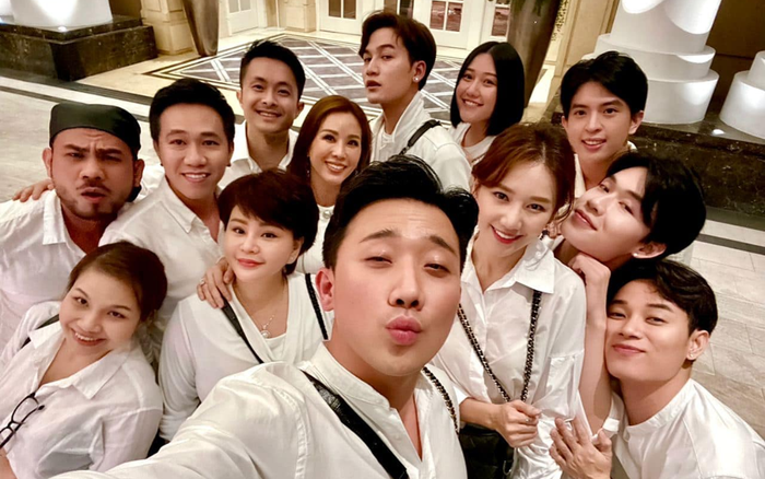 Hội bạn thân của Trấn Thành rủ nhau 'hồi teen' với concept đồng phục sơ mi trắng: Toàn soái ca, soái tỷ học đường! Ảnh 2