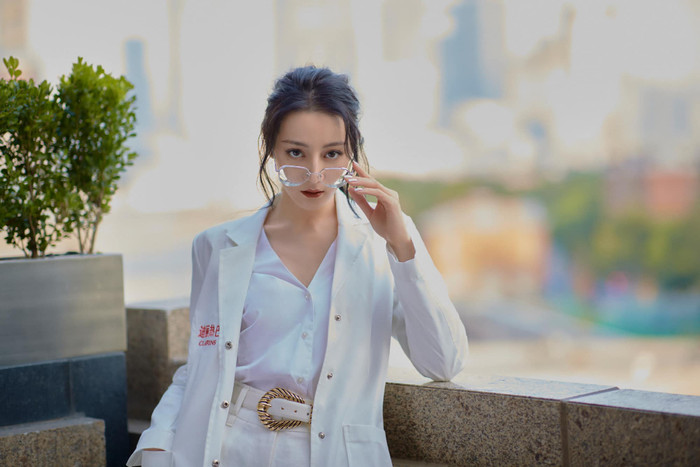 Người đẹp còn mix thêm áo blouse trắng bên ngoài cùng kính mát trong trước thềm sự kiện cho một thương hiệu mỹ phẩm chăm sóc da vào ngày 14/8