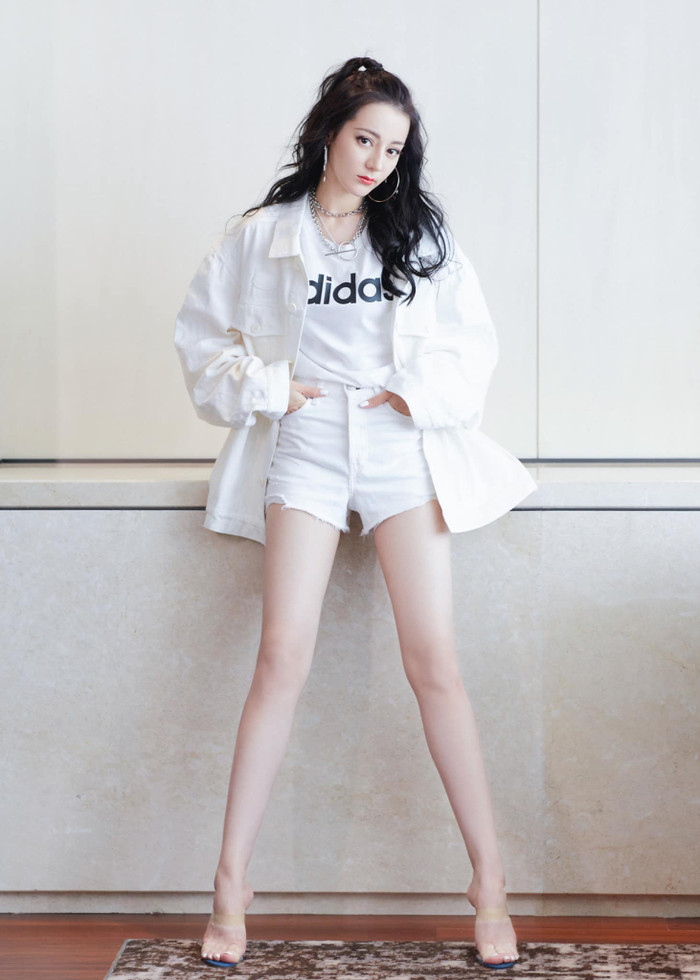 Tiếp theo ngày sau đó, Nhiệt Ba khoác trên mình set đồ trắng tôn dáng với áo thun mix quần short đi kèm áo khoác oversized trước thềm một sự kiện event livestream của 1 nhãn hàng