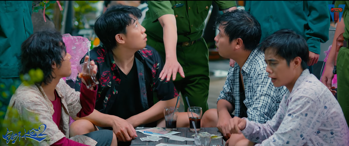 Cuộc chơi chóng tàn khi cả 4 bị hốt về đồn làm việc.