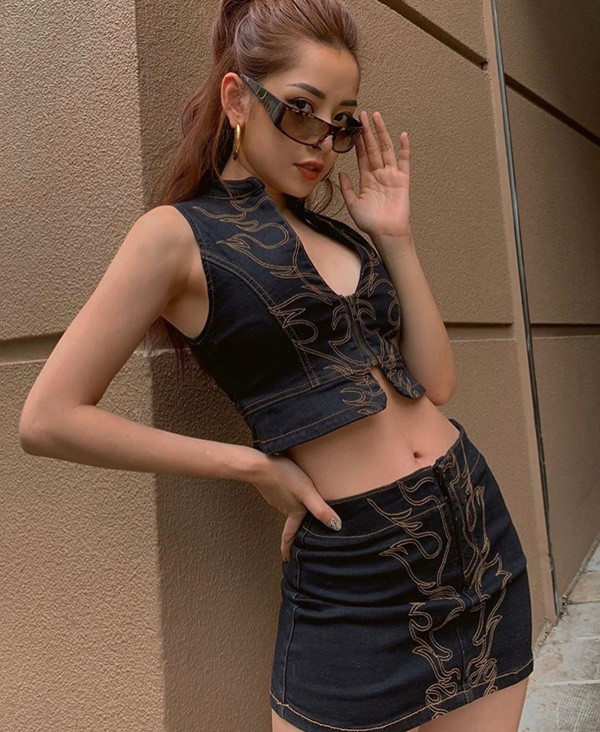 Khi khác, cô nàng 'đổi gió' sang kiểu áo ghile giả mix cùng chân váy thêu họa tiết. 