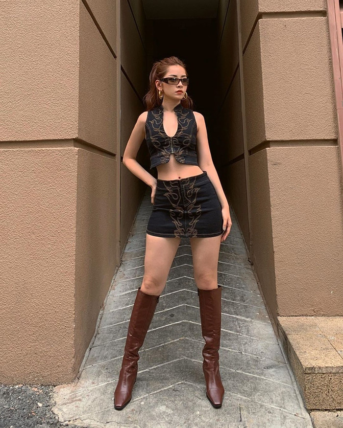 Với boots cổ cao cùng kính mát thời thượng, phong thái của Chi Pu ngay lập tức được nâng tầm lên nhiều lần. 