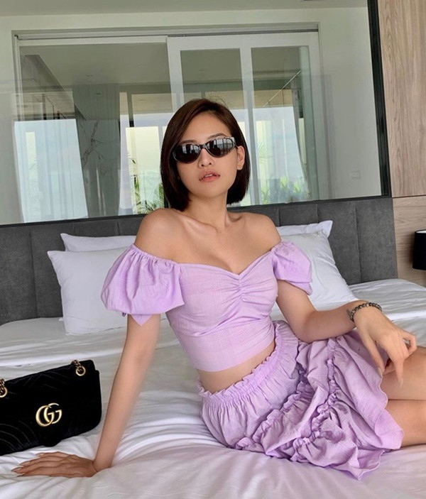 Thùy Anh mang đến nét đẹp ngọt ngào khi mix áo thun tông tím cùng chân váy dún bèo. 