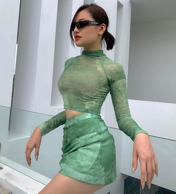 Kiểu đồ này hoàn toàn phù hợp với bất kì phong cách nào, từ cá tính, quyến rũ đến nhẹ nhàng, 'bánh bèo'. 