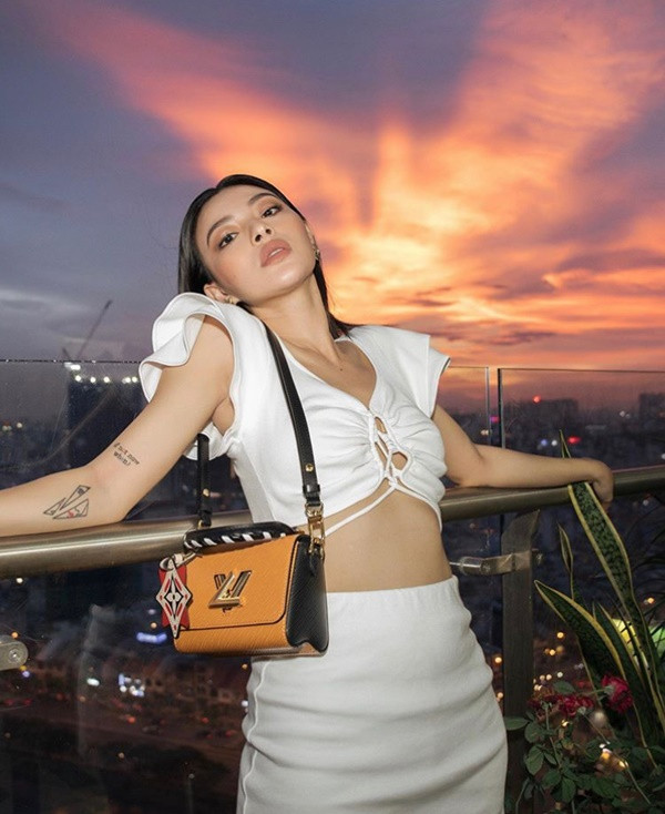 Mix cùng túi Louis Vuitton đắt giá, Tú Hảo khiến khán giả ngây người ngắm nhìn. 