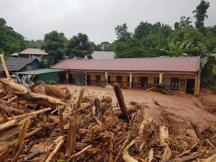 Trường tiểu học bị nhấn chìm
