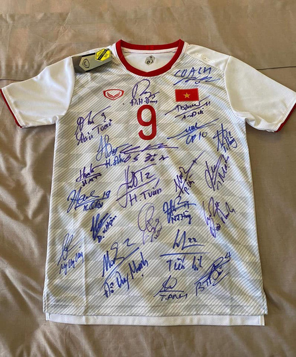 Văn Toàn đấu giá áo đấu ủng hộ quê nhà chống dịch COVID-19.