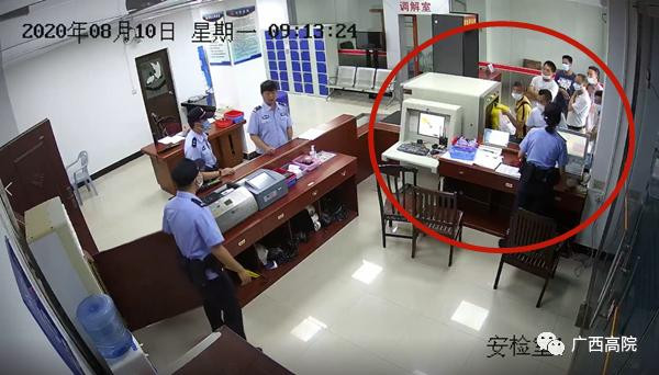 Lâm tấn công chị Đàm tại phòng bảo vệ của tòa án.