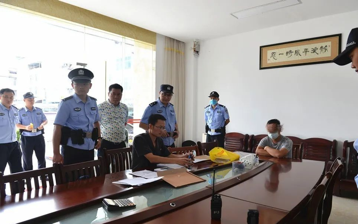 Mang dao và 100 lít xăng tới tòa để ly hôn, người đàn ông tuyên bố gây sốc Ảnh 2