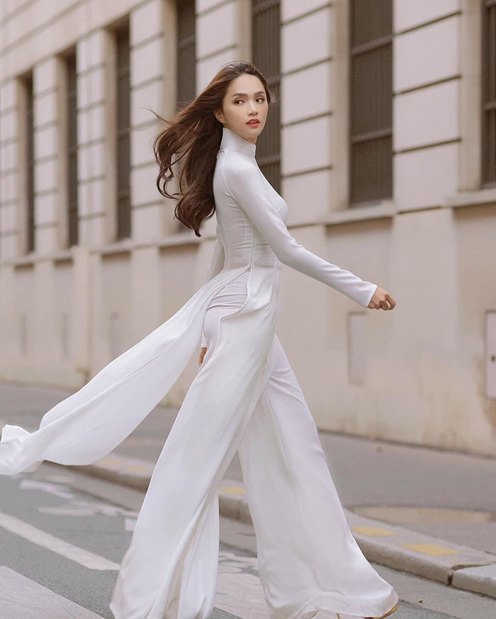 Cách đây vài ngày, Hương Giang vừa đăng tải bộ ảnh thả dáng với áo dài cực kỳ quyến rũ tại Pháp. 