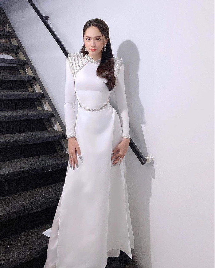 Phải công nhận, với dáng vóc nuột nà, Hương Giang hoàn toàn chinh phục được kiểu đồ này. 