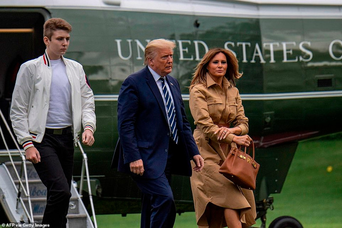 Nhà lãnh đạo 74 tuổi đã đến Nhà Trắng vào tối 16/8 cùng với vợ Melania, 50 tuổi và con trai của họ, Barron, 14 tuổi, sau một chuyến bay ngắn từ Bedminster, bang New Jersey. Đây là lần đầu tiên 3 người xuất hiện cùng nhau trước công chúng kể từ khi đại dịch COVID-19 bùng phát làm xáo trộn cuộc sống của người dân Mỹ từ hơn 5 tháng trước. Tổng thống tỏ ra ủ rũ, buồn bã khi xuống Marine One.