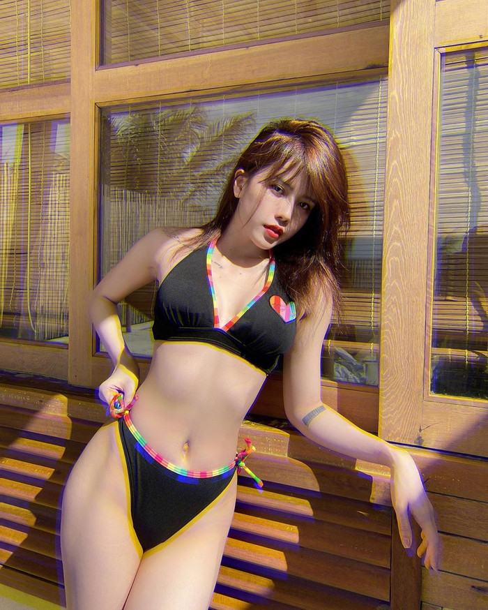 Đây là lần hiếm hoi Thiều Bảo Trâm chịu tung ảnh diện bikini khoe dáng vóc 'không phải dạng vừa đâu' của mình lên trang cá nhân