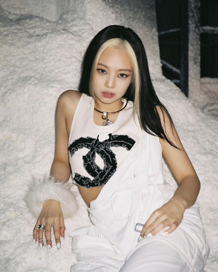 Trong MV How You Like That, Jennie Black Pink cũng diện thiết kế áo tương tự Châu Tấn chỉ khác màu, gà nhà YG chọn kiểu tone trắng mix cùng quần yếm xuyệt tông