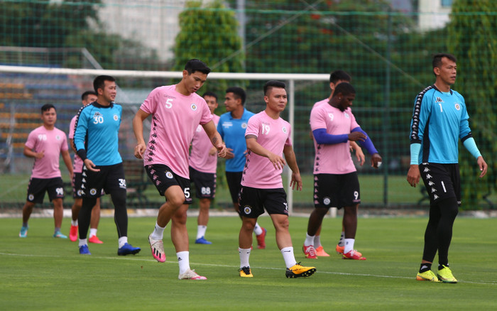 Văn Hậu về Việt Nam hôm 2/8 và thực hiện cách ly bắt buộc tại Quảng Ninh. Trước đó, tuyển thủ Việt Nam có gần 1 năm chơi bóng tại Hà Lan theo hợp đồng cho mượn ở SC Heerenveen.