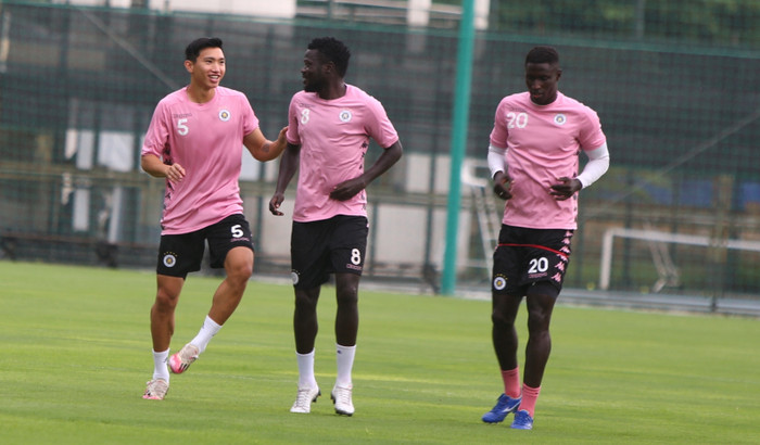 Đoàn Văn Hậu rất vui vẻ trong buổi tập đầu tiên cùng Hà Nội FC sau thời gian dài trở lại.