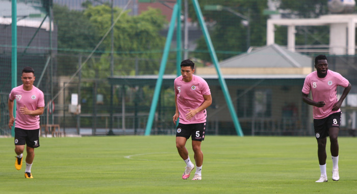 Trước đó, Văn Hậu có kế hoạch về thăm gia đình, nhưng diễn biến dịch Covid-19 khiến hậu vệ 21 tuổi quyết định ở lại tập luyện cùng Hà Nội FC.