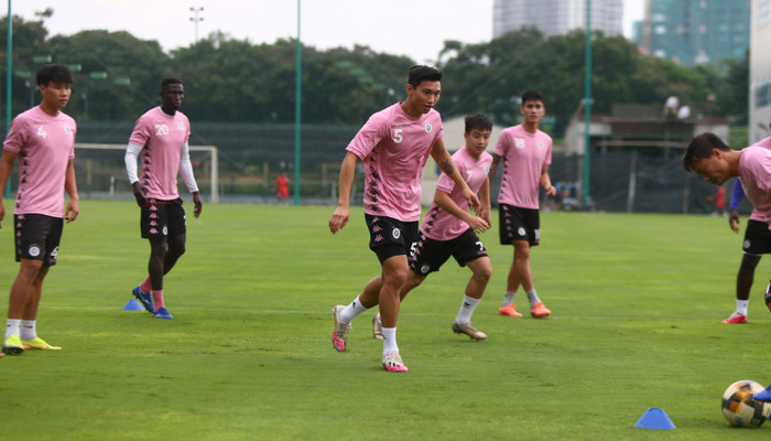 Với chiều cao 1m85 cùng thể hình vạm vỡ, Văn Hậu thu hút sự chú ý trong buổi tập đầu tiên cùng Hà Nội FC chiều 17/8.