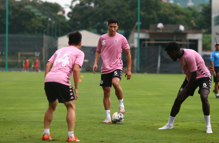 Cụ thể Văn Hậu sẽ chơi trung vệ hoặc hậu vệ trái sở trường tùy vào từng trận đấu. Vị trí trung vệ của đội chủ sân Hàng Đẫy đang gặp nhiều khó khăn khi Duy Mạnh và Đình Trọng cùng gặp chấn thương.