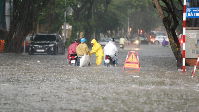 Nhiều phương tiện di chuyển khó khăn