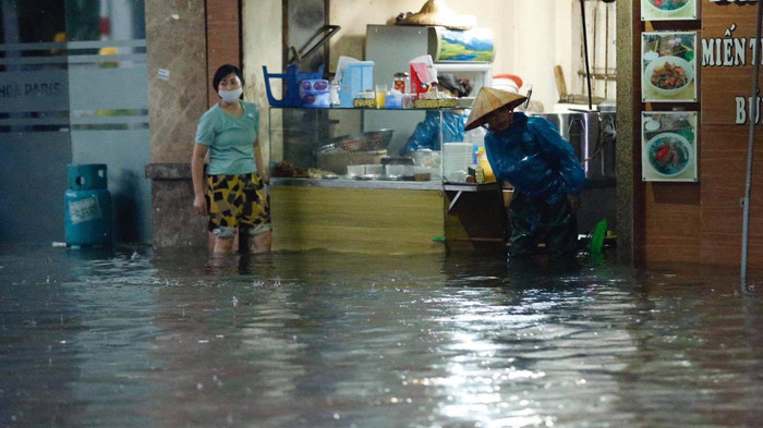 Các hàng quán cũng bị ngập nước