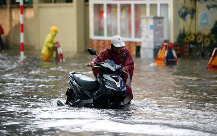 Đường phố Hà Nội ngập trong 'biển nước' sau cơn mưa lớn chiều nay Ảnh 2