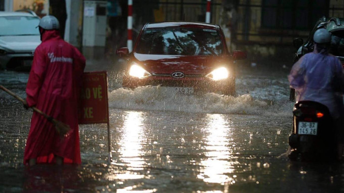 Cơn mưa lớn và kéo dài khiến nhiều tuyến phố bị ngập lụt