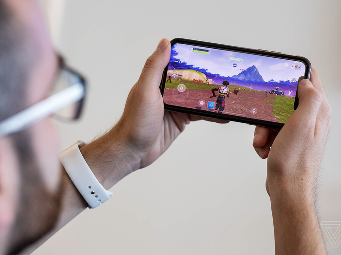 Vào sáng hôm 13/8, Apple và Google đã gỡ tựa game Fortnite khởi App Store và Google Play Store. (Ảnh: The Verge)