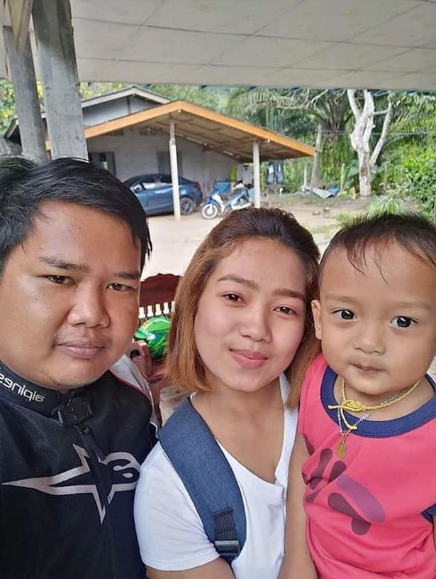 Bé Nong Kongbin và cha mẹ.