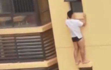 Mặc quần lót đứng ngoài mép cửa sổ, người đàn ông rơi xuống tử vong Ảnh 2