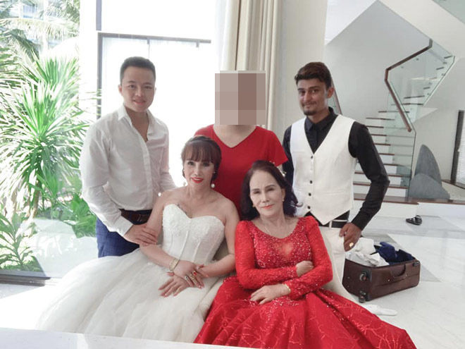 Hai cặp đôi đũa lệch đã có dịp gặp nhau