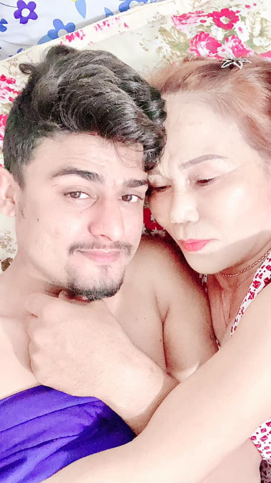 Cặp đôi chẳng ngại tung hình ảnh có phần 'nhạy cảm'