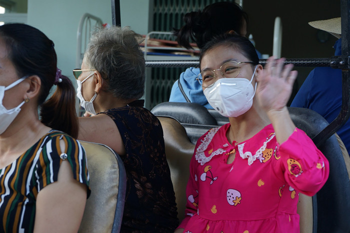 Nữ điều dưỡng cùng nhiều người bệnh vui mừng trong ngày công bố khỏi bệnh.