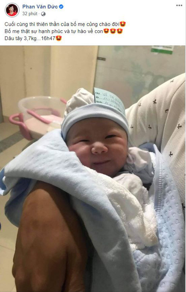 Văn Đức hạnh phúc đón cô con gái Dâu Tây.