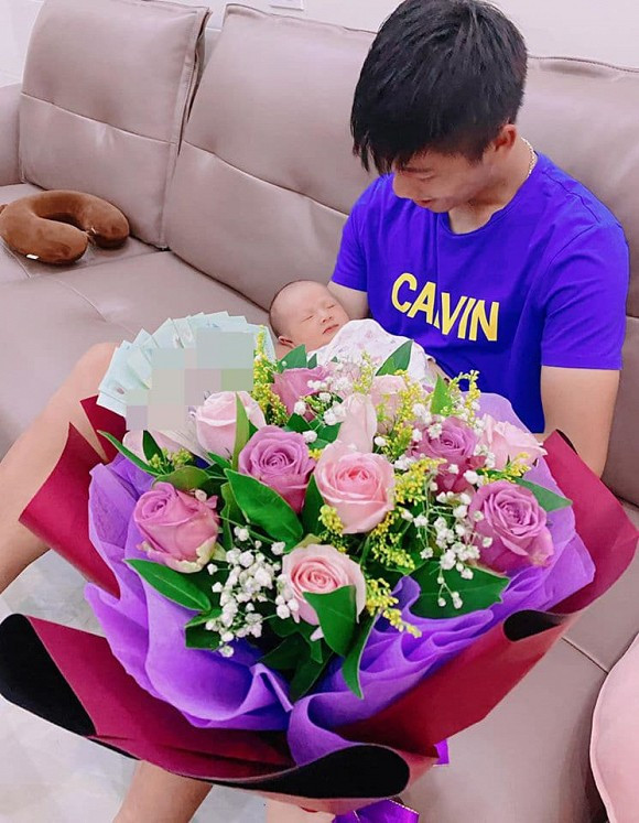 Nhật Linh hạnh phúc khoe hành động đặc biệt của ông xã nhân kỷ niệm một năm yêu nhau nhưng dân tình chỉ chú ý đến 'bó hoa đầy tiền' này Ảnh 5